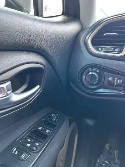 2016 Jeep Renegade, $13495. Photo 8