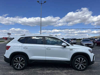 2022 Volkswagen Taos, $13995. Photo 3