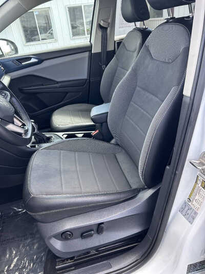 2022 Volkswagen Taos, $13995. Photo 8