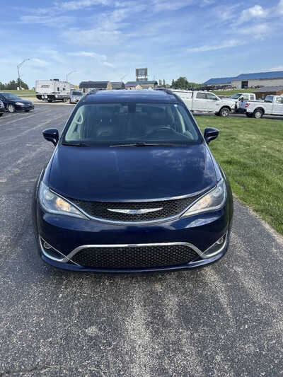 2019 Chrysler Pacifica, $1. Photo 2