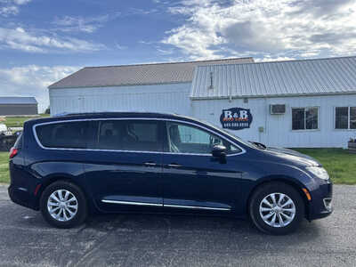 2019 Chrysler Pacifica, $1. Photo 1
