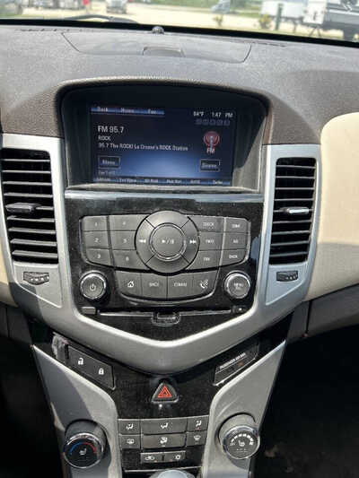 2014 Chevrolet Cruze, $1500. Photo 11