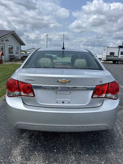 2014 Chevrolet Cruze, $1500. Photo 4
