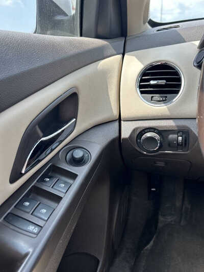 2014 Chevrolet Cruze, $1500. Photo 9