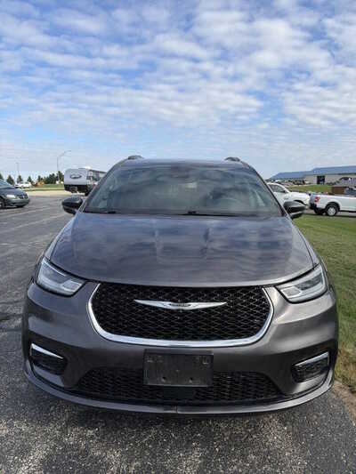 2022 Chrysler Pacifica, $1. Photo 2