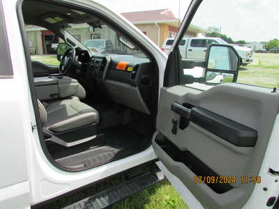 2017 Ford F250 Reg Cab, $18995. Photo 9