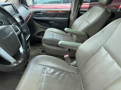 2014 Chrysler Town & Country, $3995. Photo 5