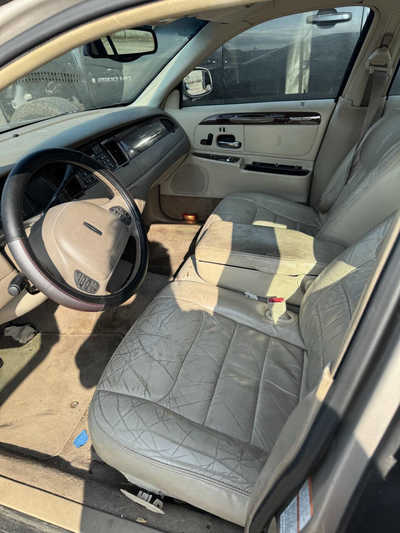 2000 Lincoln Town Car, $995. Photo 2