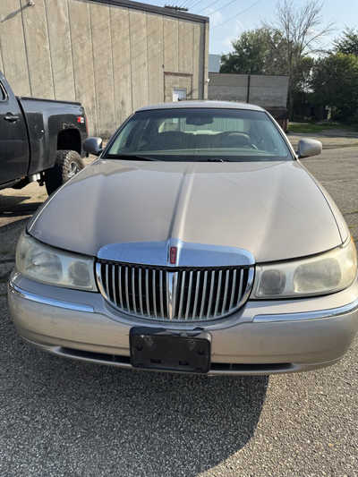 2000 Lincoln Town Car, $995. Photo 3