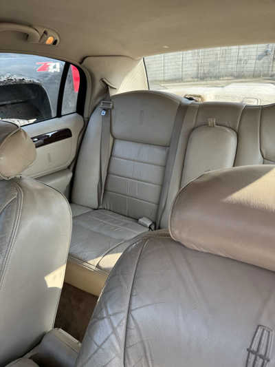 2000 Lincoln Town Car, $995. Photo 4