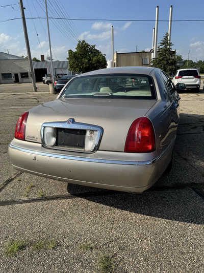 2000 Lincoln Town Car, $995. Photo 5