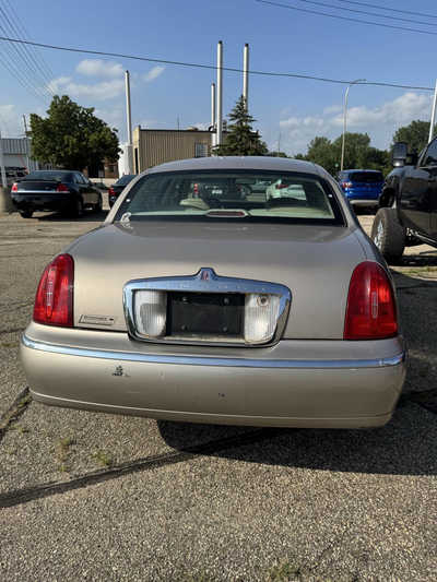 2000 Lincoln Town Car, $995. Photo 6