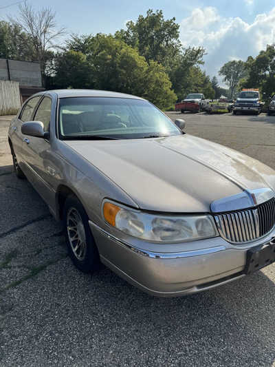 2000 Lincoln Town Car, $995. Photo 7