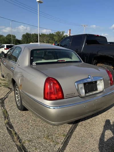 2000 Lincoln Town Car, $995. Photo 8