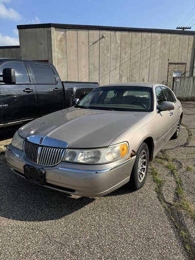 2000 Lincoln Town Car, $995. Photo 1