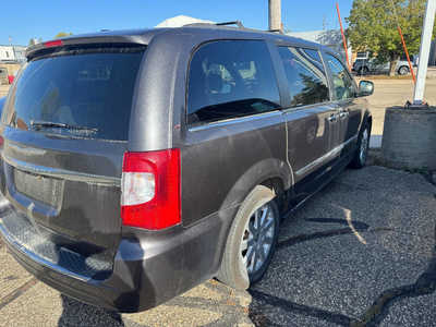 2015 Chrysler Town and, $3995. Photo 3