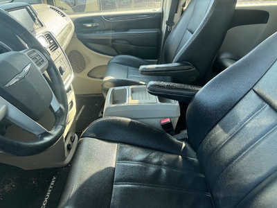 2015 Chrysler Town and, $3995. Photo 5