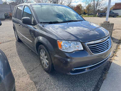 2016 Chrysler Town & Country, $3800. Photo 3