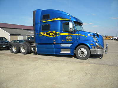 2016 Volvo Semi Tractor, $28995. Photo 1
