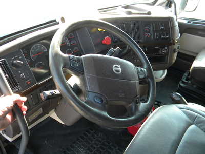 2016 Volvo Semi Tractor, $28995. Photo 8