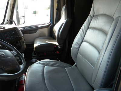 2016 Volvo Semi Tractor, $28995. Photo 9