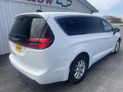 2025 Chrysler Pacifica, $32899.00. Photo 2