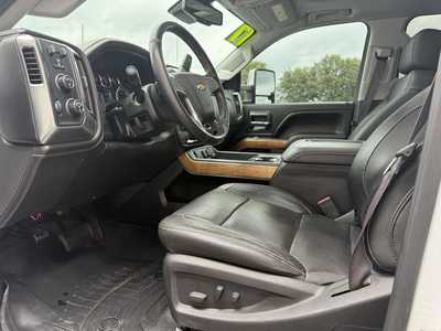 2017 Chevrolet 2500 Crew Cab, $46599.00. Photo 11
