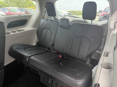 2020 Chrysler Pacifica, $16855.00. Photo 11