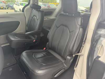 2020 Chrysler Pacifica, $16855.00. Photo 12