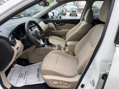 2019 Nissan Rogue, $14999.00. Photo 10