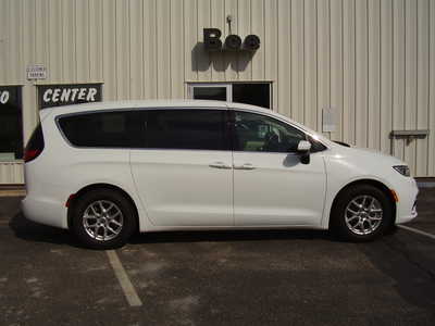 2023 Chrysler Pacifica, $24500. Photo 1
