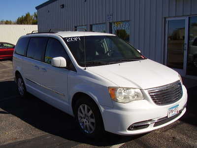 2014 Chrysler Town & Country, $7700. Photo 2