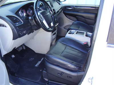 2014 Chrysler Town & Country, $7700. Photo 7
