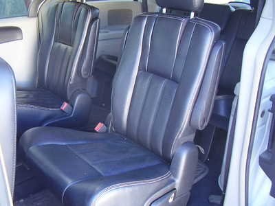 2014 Chrysler Town & Country, $7700. Photo 8