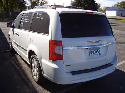 2014 Chrysler Town & Country, $7700. Photo 12