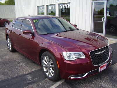 2017 Chrysler 300, $10900. Photo 2