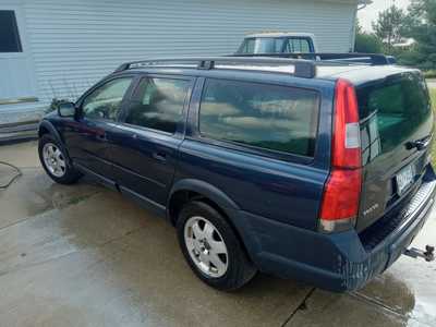 2004 Volvo XC70, $1999. Photo 3