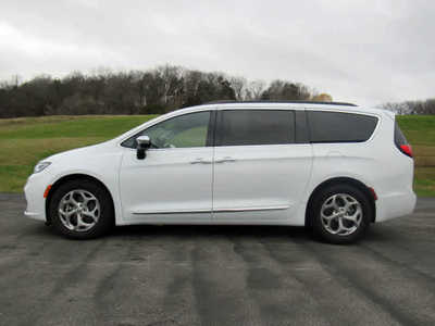 2023 Chrysler Pacifica, $29900. Photo 2