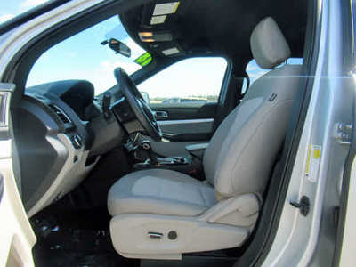 2018 Ford Explorer, $16900. Photo 5