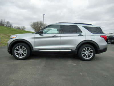 2022 Ford Explorer, $31900. Photo 2
