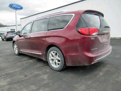 2017 Chrysler Pacifica, $13900. Photo 2