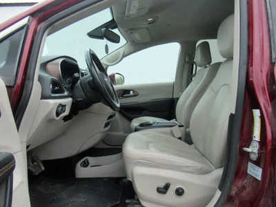 2017 Chrysler Pacifica, $13900. Photo 3
