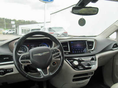 2017 Chrysler Pacifica, $13900. Photo 6