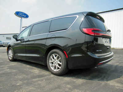 2023 Chrysler Pacifica, $27500. Photo 2