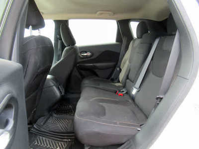 2015 Jeep Cherokee, $8900. Photo 4