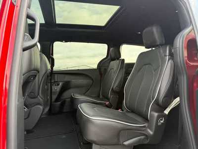 2026 Chrysler Pacifica, $. Photo 5