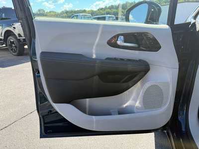 2024 Chrysler Pacifica, $43900. Photo 12