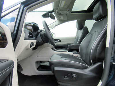 2024 Chrysler Pacifica, $43900. Photo 3