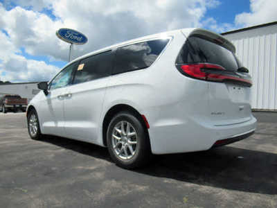 2024 Chrysler Pacifica, $37400. Photo 2