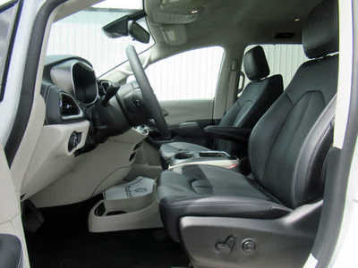 2024 Chrysler Pacifica, $37400. Photo 3